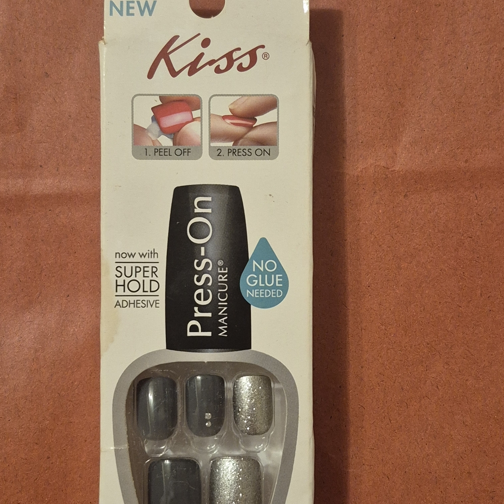 Kiss Press-On Manicure Set - Love It (Gray And Silver)